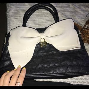 black purse and matching wallet